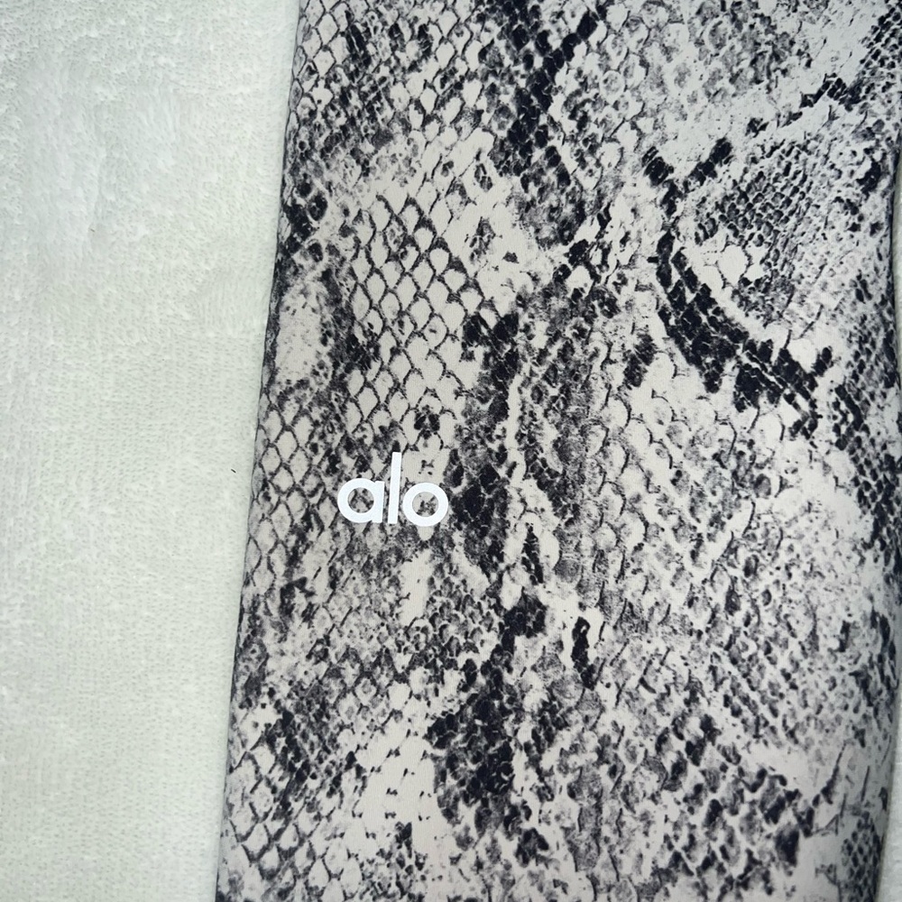Women’s ALO Yoga High Rise Vapor Snakeskin Leggings - Picture 5 of 6
